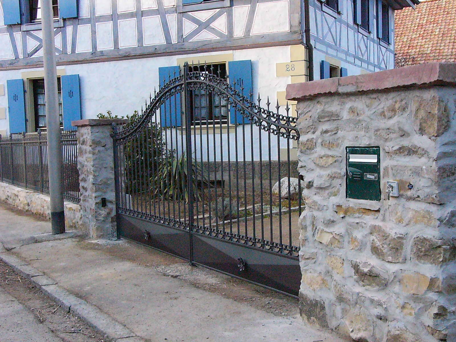 Barockes schmiedeeisernes Treppengeländer mit filigranen Ornamenten